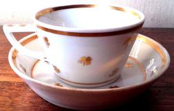 GRANDE TASSE BLANCHE / SOUS-TASSE FORME ECUELLE .DECOR FEUIL