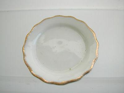 feve un plat blanc et or 3