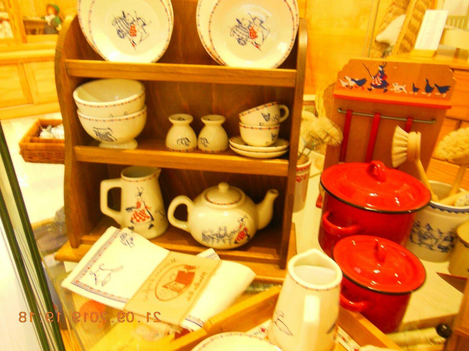 petit presentoir avec diverses vaisselles faience a