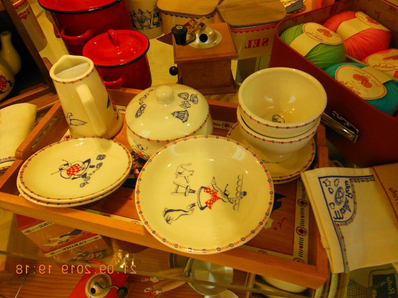 plateau avec diverses vaisselles faience a decor