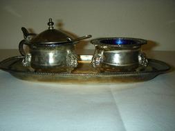 PAIRE DE SALERONS EN M&Eacute;TAL ARGENT&Eacute; ET VERRE BLEU