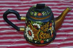 PETITE TH&Eacute;I&Egrave;RE ANCIENNE EN M&Eacute;TAL PEINT NOIR ET OR